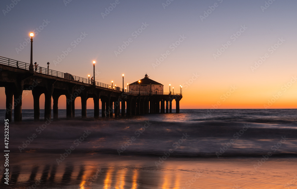 Fototapeta premium sunset from the right side of the pier