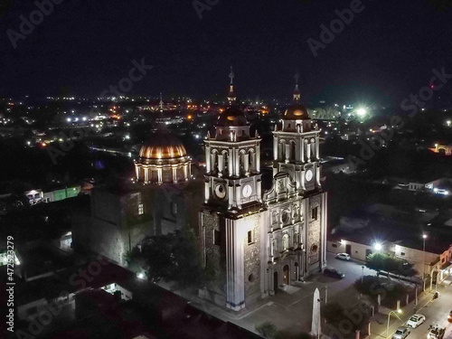 Toma aerea de las luces de la catedral de autlan de navarro, jalisco, mexico