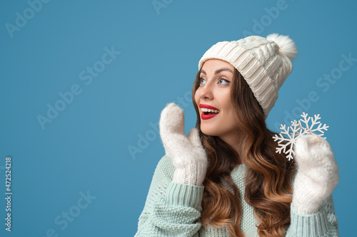 Surprised woman holding bea...