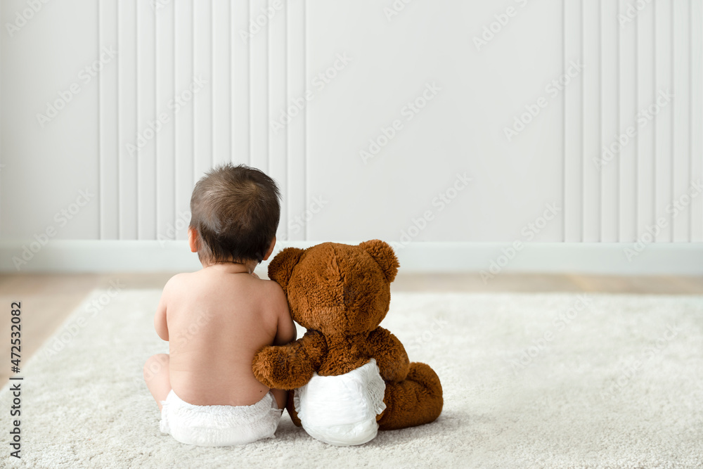 Baby and teddy bear rear view with design space - obrazy, fototapety, plakaty 