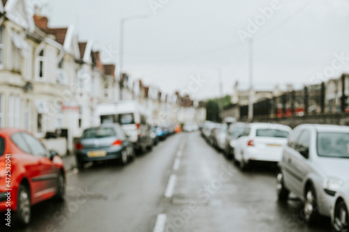 Cars parked along the row of houses © Rawpixel.com