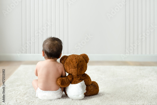 Fotografia Baby and teddy bear rear view with design space
