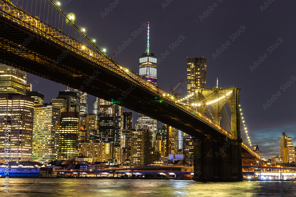 Fototapeta premium Brooklyn Bridge and Manhattan at night