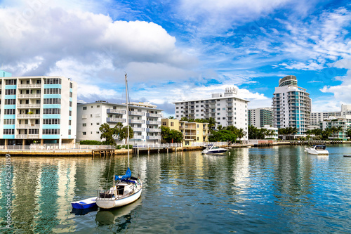 Residential buildings in Miami Beach © Sergii Figurnyi