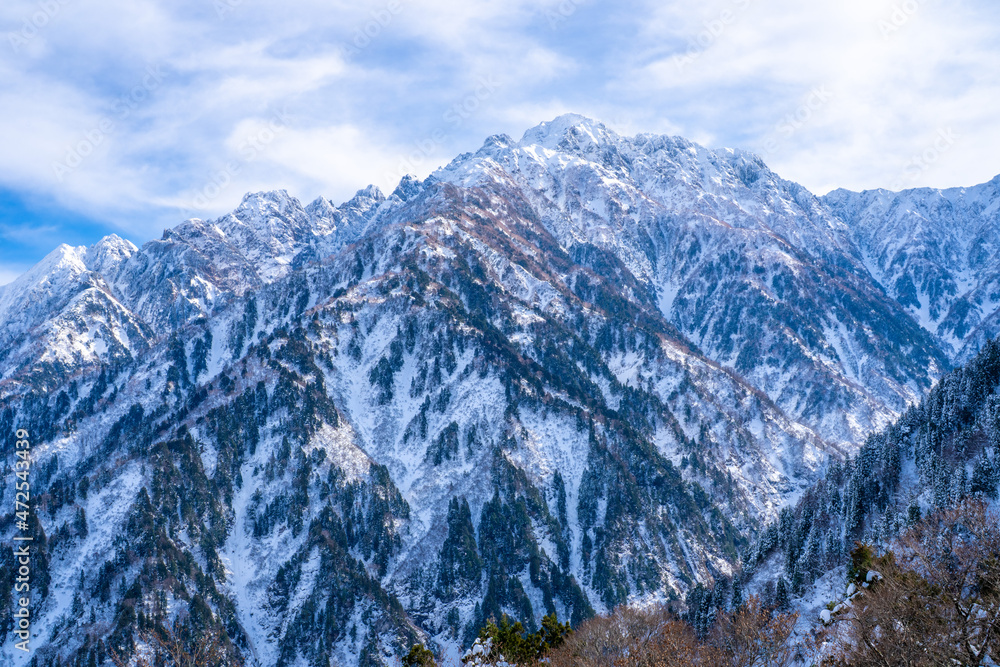 富山県立山町、上市町にある剱岳を見るために雪が積もる冬の中山を登山する風景 A view of climbing a mountain in winter with snow to see Tsurugidake in Tateyama and Kamiichi towns, Toyama Prefecture. 富山県立山町、上市町にある剱岳を見るために雪が積もる冬の中山を登山する風景 A view of climbing a mountain in winter with snow to see Tsurugidake in Tateyama and Kamiichi towns, Toyama Prefecture.
