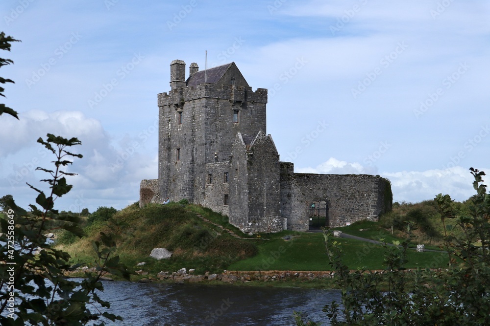 Kinvara – Scorcio del Castello Dunguaire dalla strada