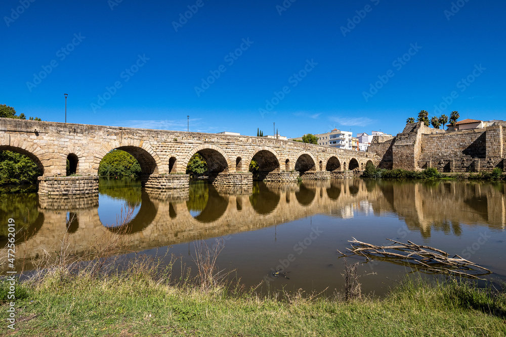 Fototapeta premium Puente Romano, the Roman Bridge in Merida, Extremadura, Spain.