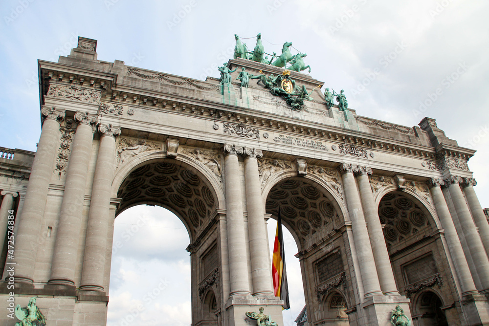 Obraz premium Low view The Triumphal Arch in Brussels, Belgium