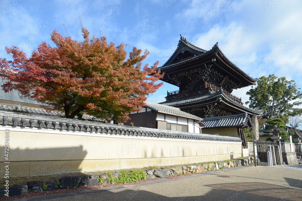 Fototapeta premium 秋の清涼寺 仁王門 京都市右京区嵯峨