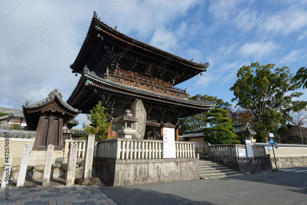 秋の清涼寺　仁王門　京都市右京区嵯峨