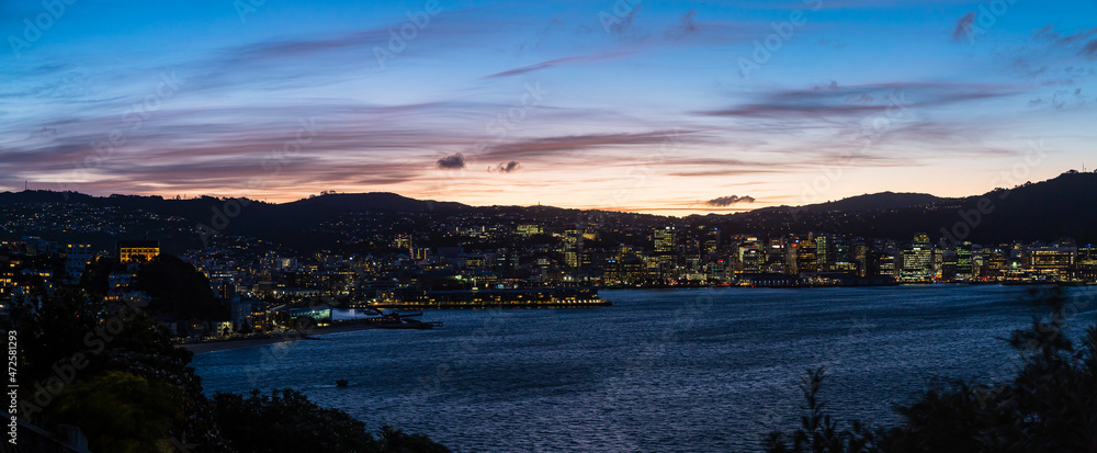 ニュージーランド　首都ウェリントンのオリエンタル・ベイの丘からウェリントン港の夕暮れの風景