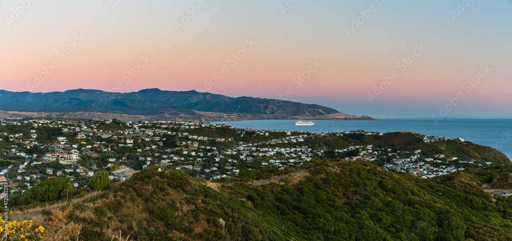 ニュージーランド　首都ウェリントンのタワタワ保護区から見えるアイランド・ベイとクック海峡と夕焼け空