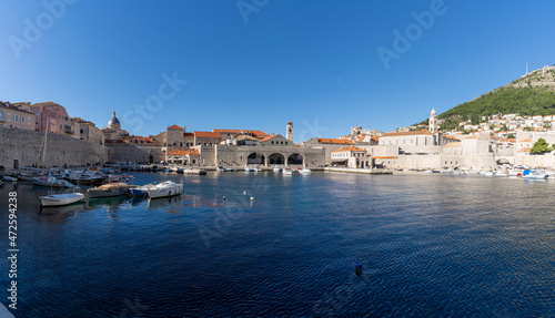 Fototapeta Naklejka Na Ścianę i Meble -  view of the harbor and marina in the old city center of Dubrovnik