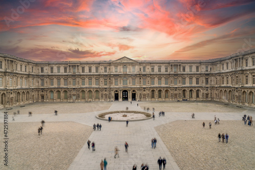 Obraz na płótnie louvre museum exterior with tourist walking at sunset