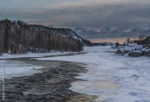 Fototapeta Naklejka Na Ścianę i Meble -  Evening on the northern snowy river