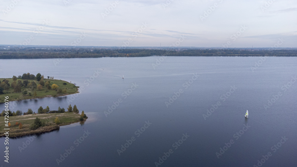 See mit Segelboot See mit Segelboot