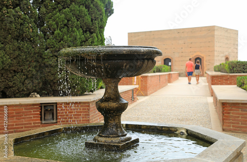 Fotografia alcazaba almeria fuente y jardines interiores muralla pareja turistas agarrados