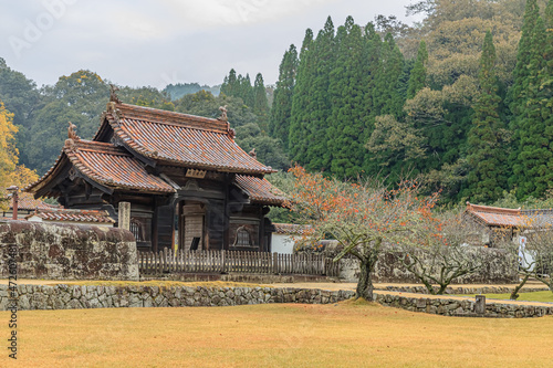 秋の旧閑谷学校　校門　岡山県備前市　Former Shizutani School in Autumn. Okayama-ken Bizen city photo