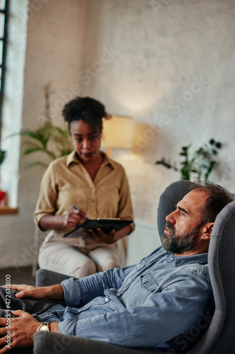 Εκτύπωση καμβά Male client having consultation with psychologist