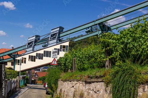 Obraz na płótnie Dresdener Schwebebahn im Stadtteil Loschwitz. w salonie