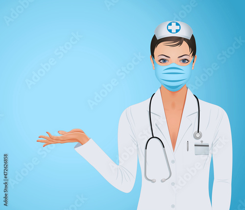  Jeune infirmière portant un masque chirurgical sur un fond bleu ciel