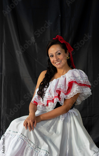 Fotografie Colombian woman folklore dancer with cultural red and white Fandango dress from