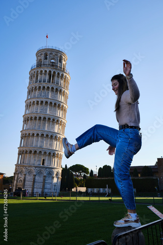 argentinian model posing with the Pisa tower
