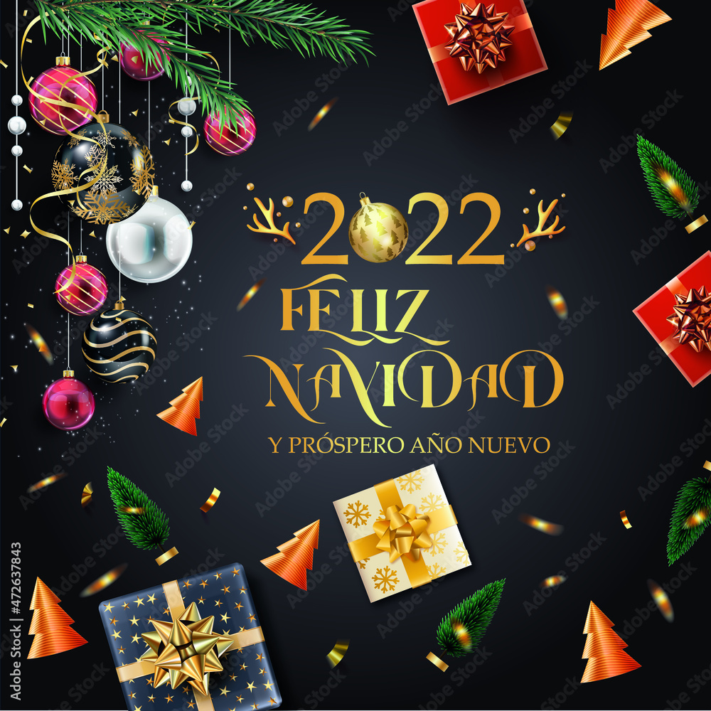 Tarjeta o pancarta en una Feliz Navidad y un Feliz Año Nuevo 2022 en oro  sobre un fondo negro con alrededor de bolas de Navidad, regalos, rama de  abeto, abeto vector de