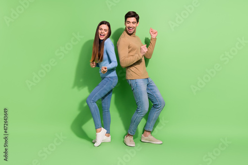 Obraz na plátne Photo of funny cheerful inspired couple enjoy clubbing discotheque wear casual o