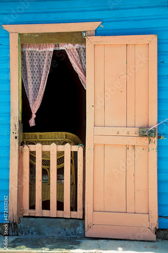 Porte colorée bleue ouverte Barbade