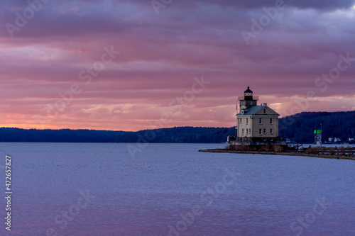 Obraz na płótnie Kingston, NY - USA -Nov. 27, 2021: Horizontal sunrise view of the historic Rondout Light, a lighthouse on the west side of the Hudson River at Kingston, New York. w salonie