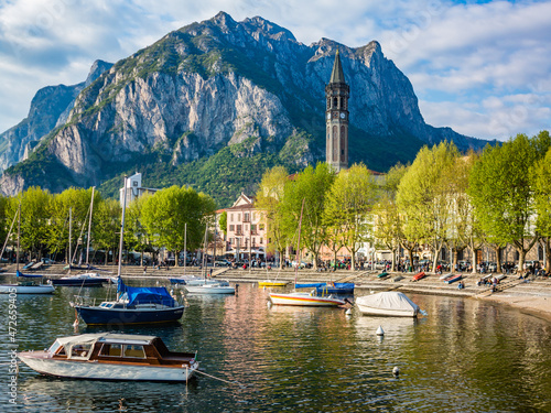 Obraz na płótnie Bay of the city of Lecco in spring where we can see some boats.The road along the Lake with the walk and the tree-lined Avenue. w salonie