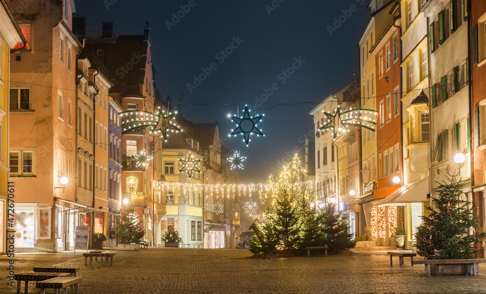 Weihnachtliche Strasse in Lindau am Bodensee
