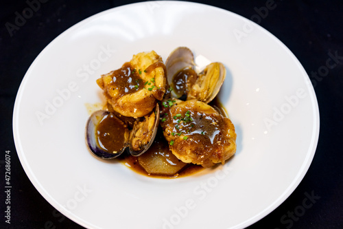 Фотография Steamed cockle ( Boiled cockles ) with spicy seafood sauce