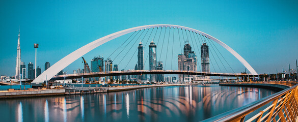 Crédence de cuisine Burj Khalifa Pont de la Tolérance au crépuscule  © Melinda Nagy