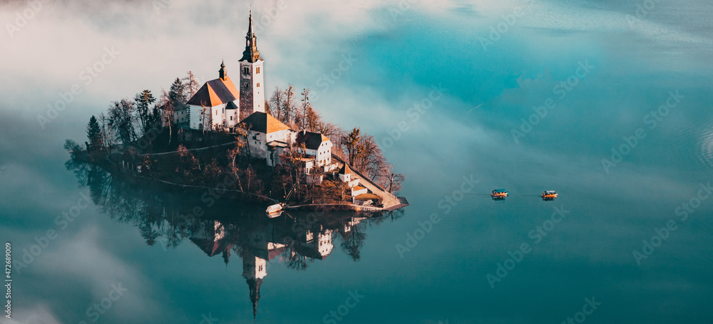 Obraz premium lake Bled in early morning with fog, Slovenia travel