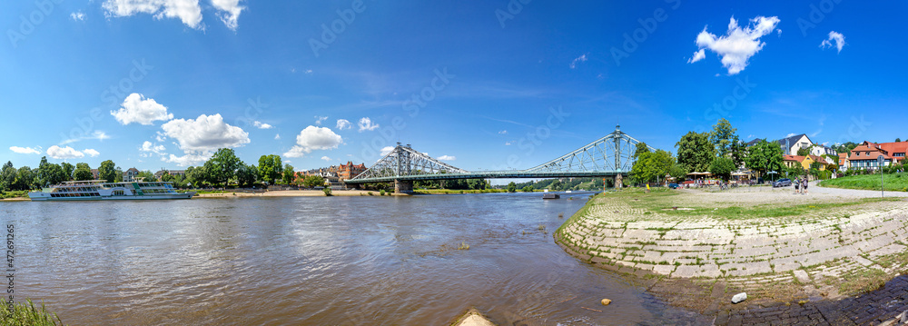 Panorama Blaues Wunder über der Elbe in Dresden.