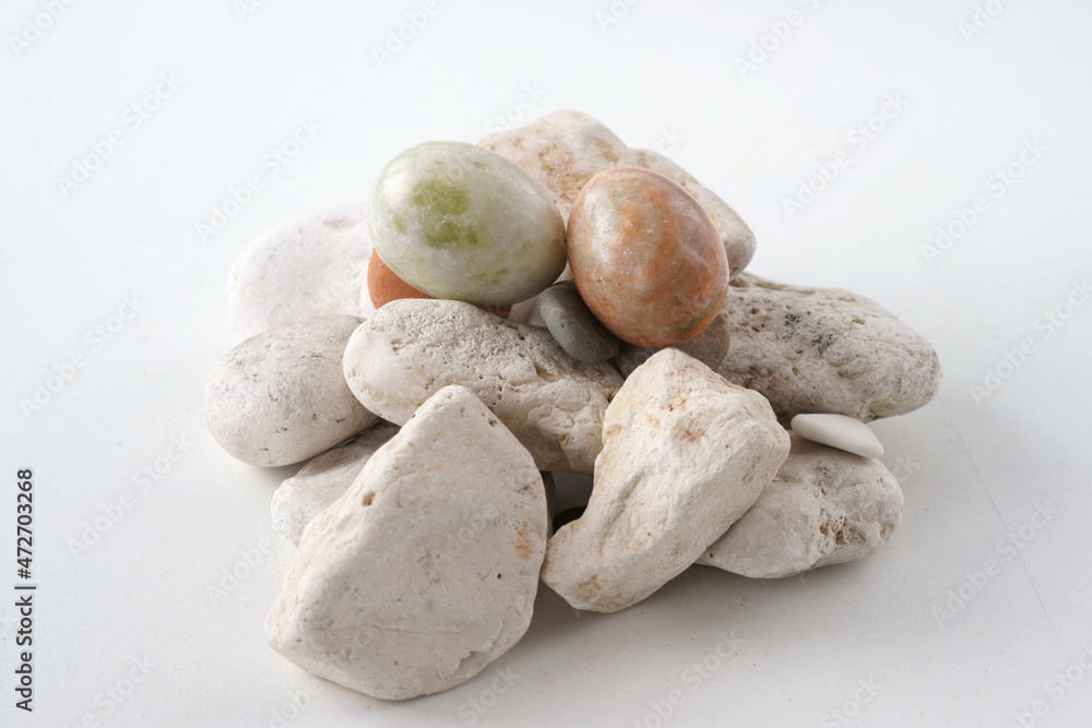 Due uova in marmo sulle pietre di mare