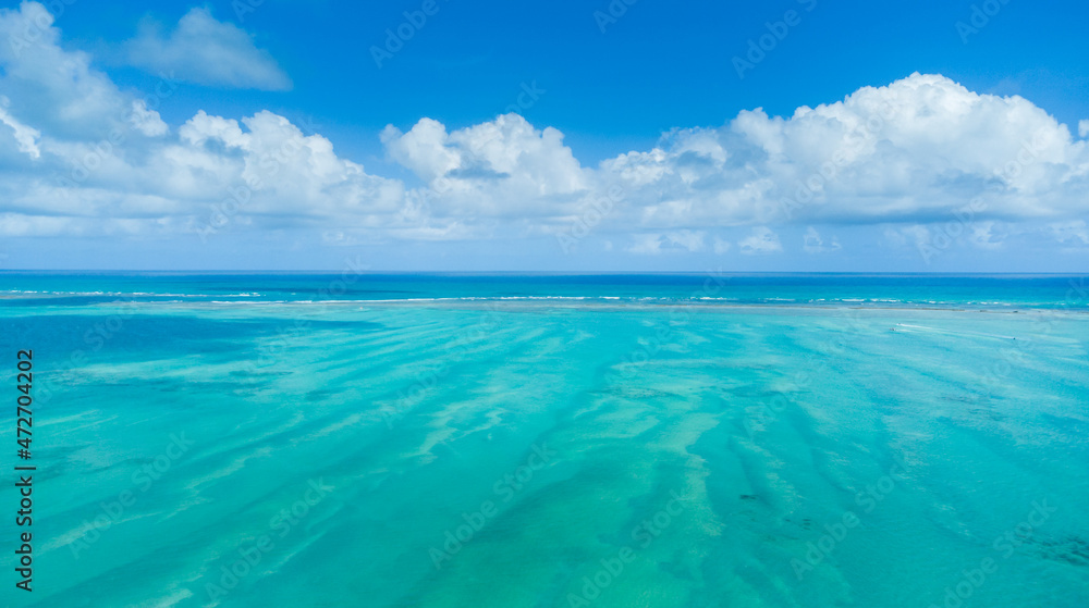 praia com águas cristalinas vista de drone