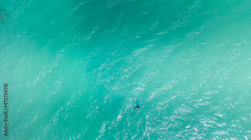 Wallpaper Mural homem em praia com águas cristalinas vista de drone  Torontodigital.ca