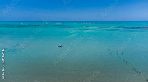 praia com águas cristalinas vista de drone 