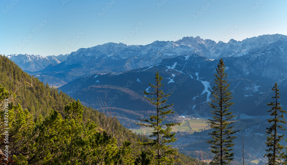Wetterstein mountain range near Garmisch-Partenkirchen. Bavarian alps in the Werdenfelser Land (Werdenfels county). Europe, Germany, Bavaria