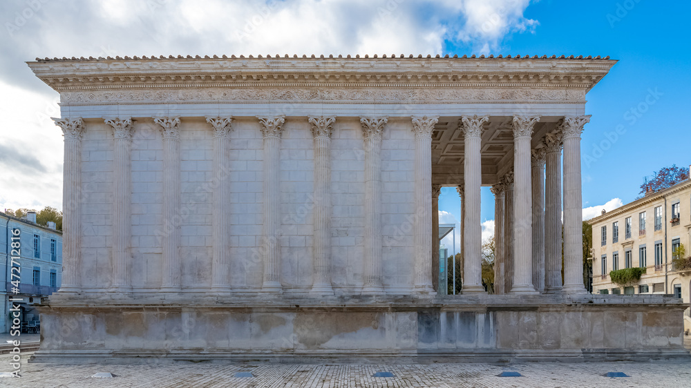 Obraz premium Nimes in France, the Maison carrée, antique roman temple in the historical center 