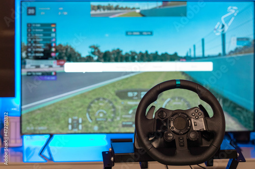 Obraz na płótnie Simulatore di guida, postazione con volante per videogiochi di auto w salonie
