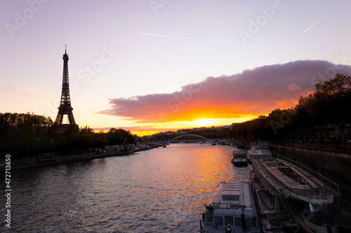 Eiffel tower in Paris at sundown: romantic and perfect for Valentine's day. Bateau mouche © Julia