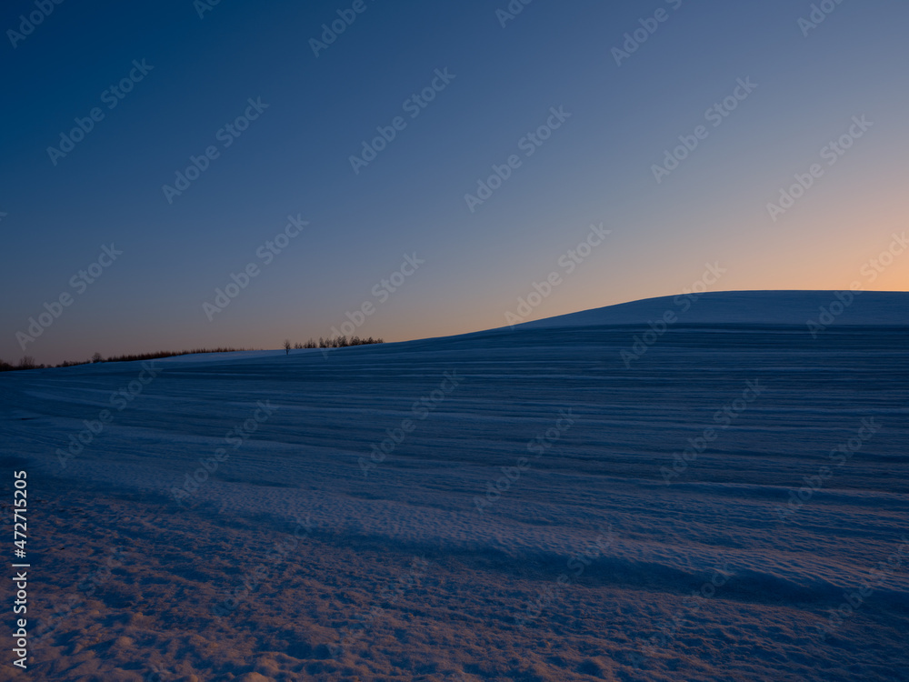 雪の丘と夕焼け