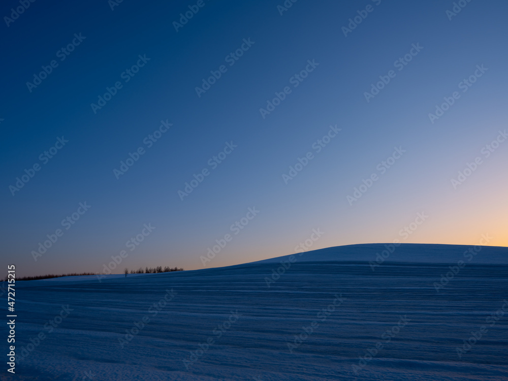 Fototapeta premium 雪の丘と夕焼け