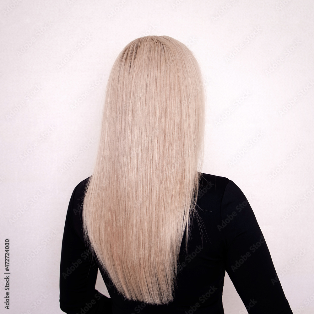 Φωτογραφία Female back with long, straight, healthy, blonde hair, on hairdressing salon bac