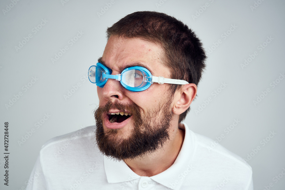 Obraz premium bearded man white shirt goggles for swimming light background