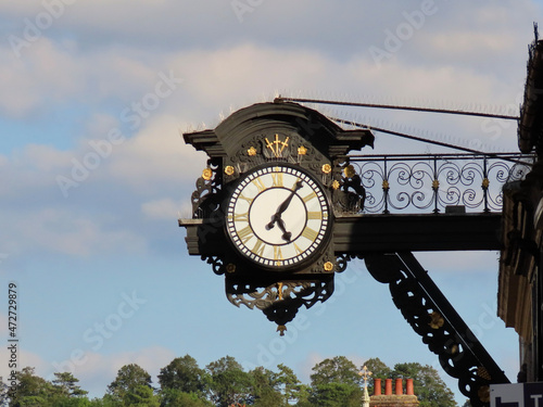 Foto Historic clock in High street of old town in Winchester, England
